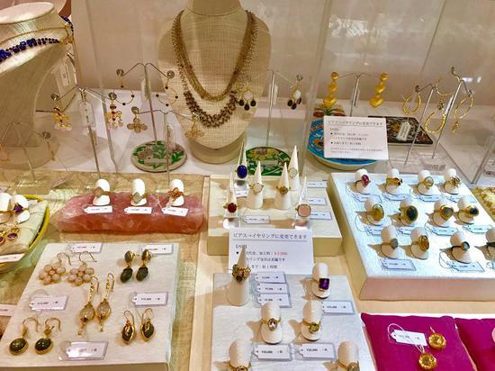 某百货店的珠宝柜台(资料图)
