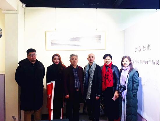 到场来宾合影:(右起)雅昌艺术网主编赵贤贤女士,中国美术家网主编杨小薇女士,画家严家祥,中国书画院刘文珍老师,中国书画院秘书长许可女士,中国书画院张冰先生
