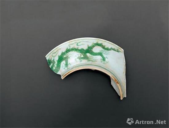 白地绿彩锥拱海水云龙纹碗(残片)明弘治 高4.2厘米 2004年江西省景德镇市御窑遗址出土,景德镇御窑博物馆藏