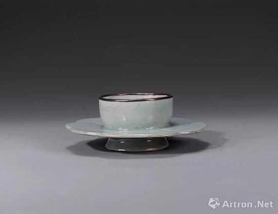 北宋高丽翡色青瓷 五瓣花形盏托 宽 17.8cm 成交价HKD5,175,000 嘉德香港2013.4.5