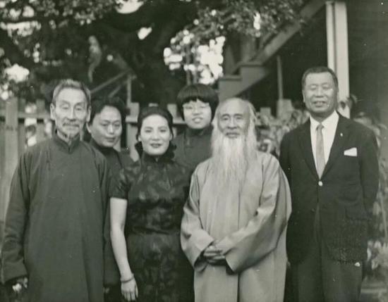 邱氏家族与郎静山先生及张大千先生合影Lang Jingshan, Joan Chew, Xu Wenbo, Frances Chew, Zhang Daqian and Thomas Chew