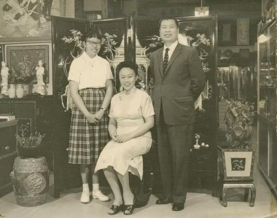 邱氏家族于旧金山开设的中国贸易公司合照 Frances Chew, Joan Chew and Thomas Chew at China Commerce Co。, San Francisco