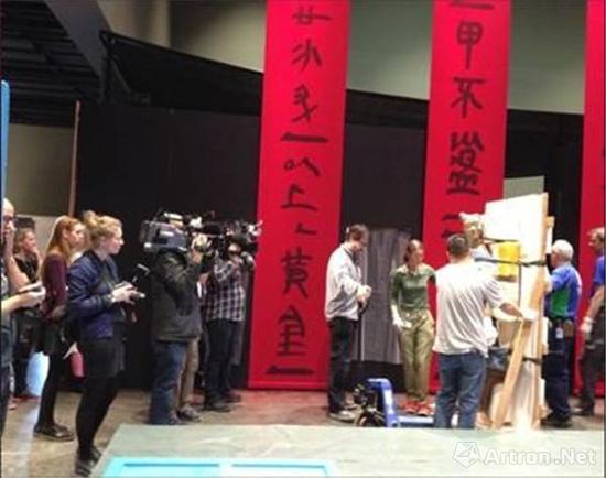 中方工作人员布展时接受采访