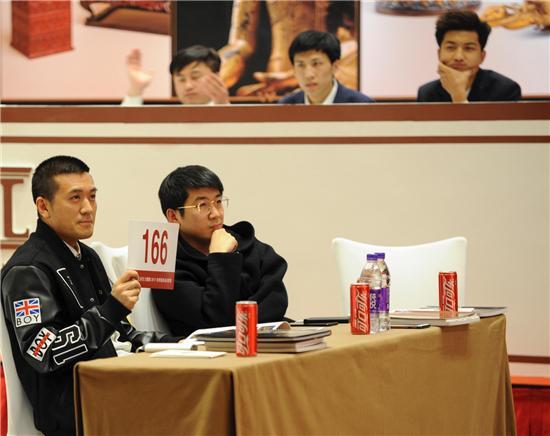 (杨子拍得曹安祥“有求必应”香炉)