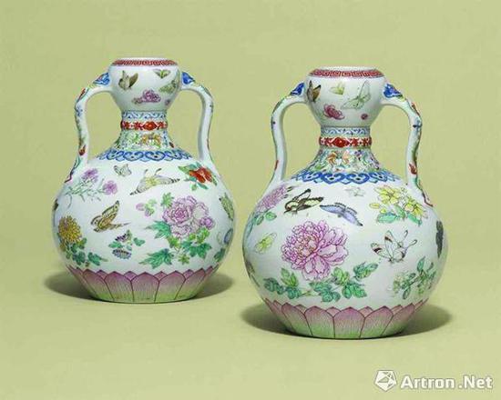 乾隆御制粉彩花蝶纹如意耳葫芦尊 成交价:1472.5万英镑 佳士得伦敦 2017-05-09