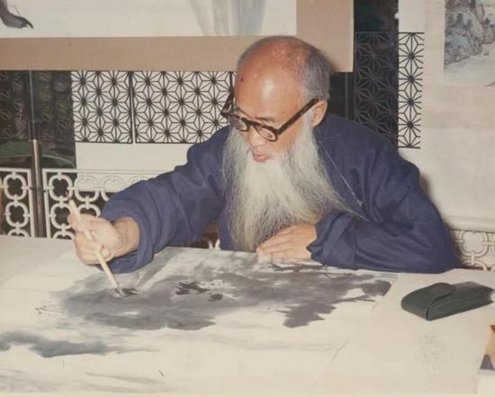 张大千先生于德洛丽丝旅馆创作风景绘画 Zhang Daqian demonstrating how to paint landscape at the Dolores Lodge