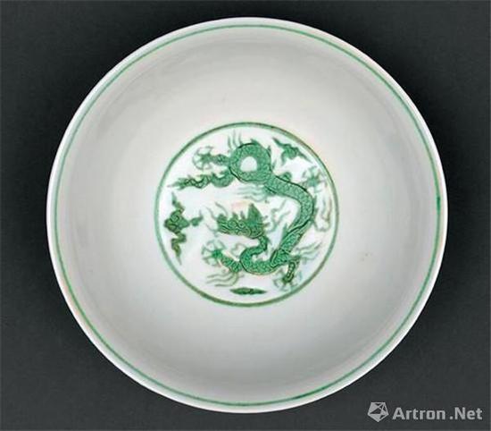 白地绿彩锥拱海水云龙纹碗 明弘治 高7.2厘米 口径16.3厘米 足径6.9厘米 故宫博物馆藏