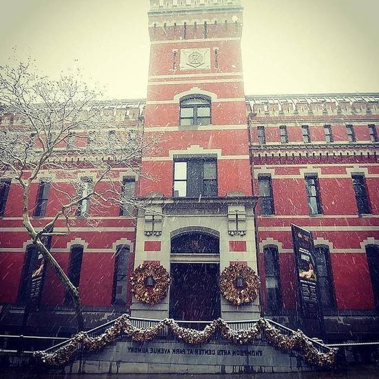 公园大道军械库的圣诞装饰,图片来源:davileventhal / Instagram