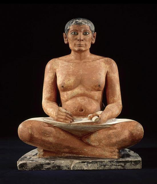 《书吏座像》(The Seated Scribe),古埃及第5王朝,前2600—前2350年,石灰石和雪花石膏,高53.7 厘米,巴黎卢浮宫博物馆