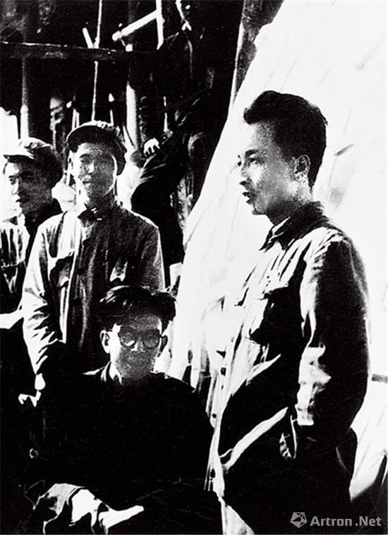 1950年国庆前,张仃(右一)率领工人在天安门城楼悬挂国徽