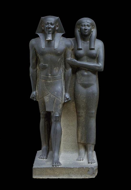 《法老门卡拉和皇后像》(Pharaoh Menkaure and His Queen),古埃及第4王朝,前2490—前2472年,石质,高142厘米,波士顿美术馆