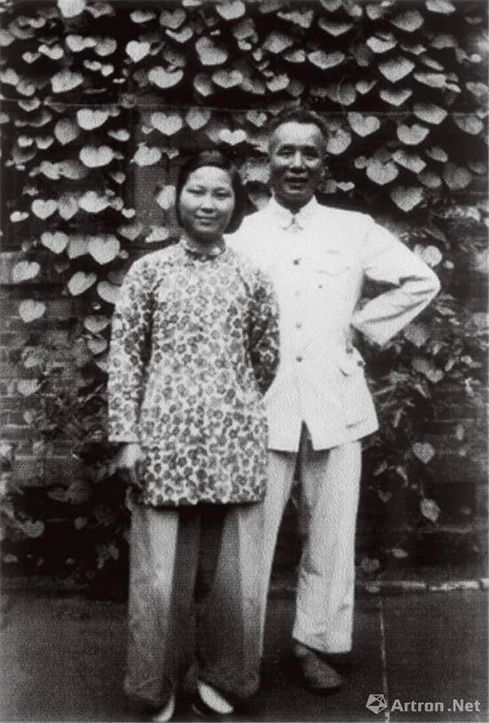20世纪50年代,李可染与邹佩珠在大雅宝院内