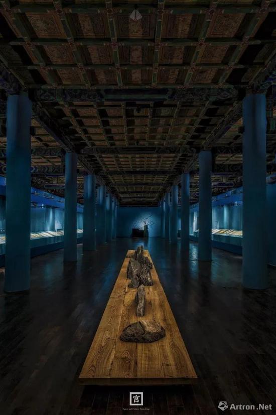 “千里江山——历代青绿山水画特展”中的展厅空间,远处中间的作品是当代艺术家曾梵志的雕塑作品《踏雪寻梅》 图片来自《宫》
