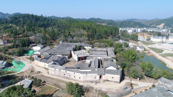 西昌围/龙南市也将建设“第十七届威尼斯建筑双年展专题展馆”,将艺术家辛勤创作参加国际展事、享誉世界的“围屋之变”参展艺术作品永久展示在龙南,与历史悠久的客家围屋共存