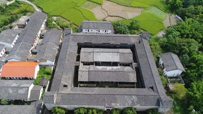 龙光围全景/近年来,龙南市委、市政府以成功列入第二批国家全域旅游示范区创建单位为契机,依托独特的376座客家围屋资源和浓郁的客家文化风情,在注重客家围屋建筑保护修缮和合理开发的前提下,全力打造“世界围屋之都”名片
