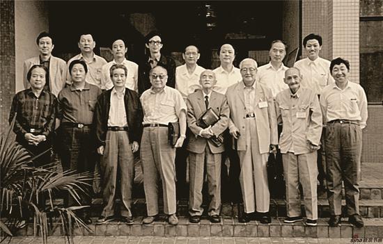 1992年,高云出席江苏省文代会,与美术界代表合影
