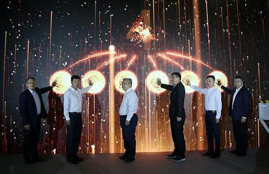 相关领导共同启动2021版熊猫金银纪念币铸造开机仪式