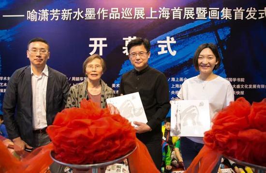 艺术家喻潇芳向上海图书馆、海外贫困国家学校、驻沪大使馆及领事馆捐赠画集