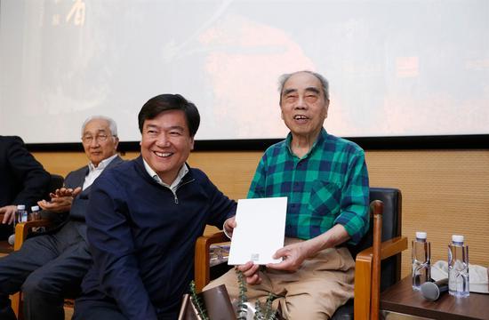 中央美术学院党委书记高洪为戴泽先生颁发捐赠证书