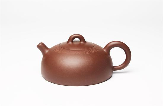 艺术家鲍青作品 月半弯壶 泥料:红清水泥 年代:2015 容量:320 CC