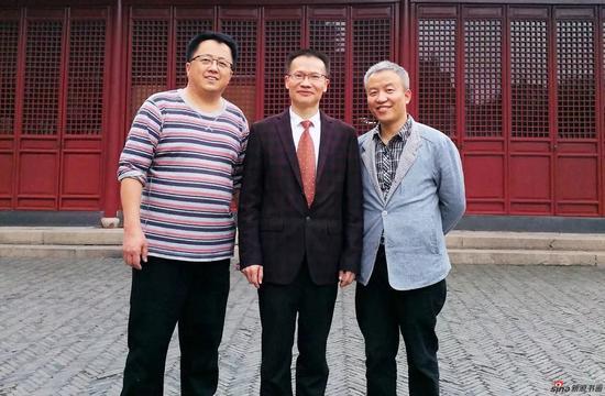 云南昆明的范德辉老师和本人是最远的两位周粉,与编委周建明合影。