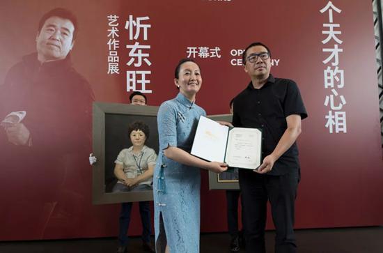 清华大学艺术博物馆副馆长苏丹为张宏芳女士颁发捐赠证书