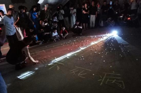 杨青杨得清行为作品《药医不死病》现场