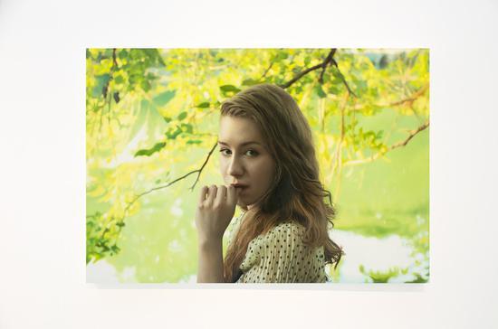 伊格尔·奥泽里(YigalOzeri ) 无题:梅根 ( Untitled:Megan ) 布面油画 91x137cm 2018