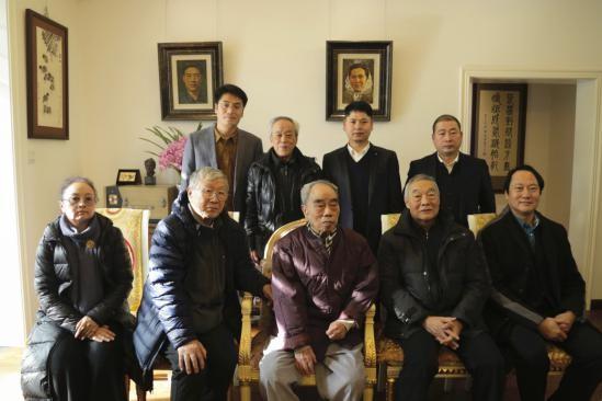 戴泽(前排中),李健(前排左一),田墉(前排左二),徐庆平(前排左四),廖鸿华(前排左五) 学生张文昌(后排左一)引荐人:石成峰(后排左二) 学生邵君(后排右二)引荐人:阮宏毅,李卫(后排右一)