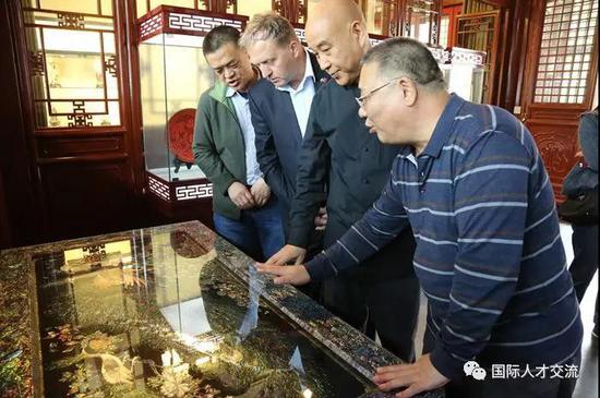 张欣庆会长为大家介绍每件展品的制作工艺和理念