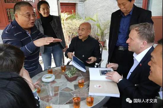 张欣庆会长向伊日·瓦夫拉先生介绍“燕京八绝”文化的前世今生