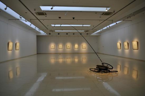 第三展厅,《〇》装置作品(自行车轮、鱼竿、自行车鈴、鱼线)2019