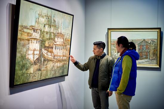 艺术家姚冬青先生(左一)与本次艺术展主办方、策展人、轶玫艺术空间创始人、艺术家陈屹先生(右一)在艺术展现场