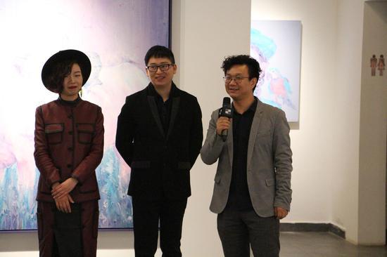 策展人李裕君发言(右)