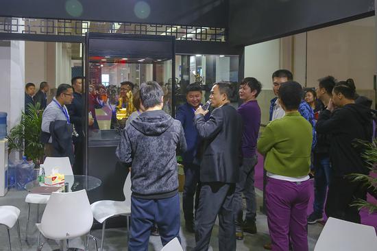 观众现场交流,感受景泰蓝艺术的超凡魅力