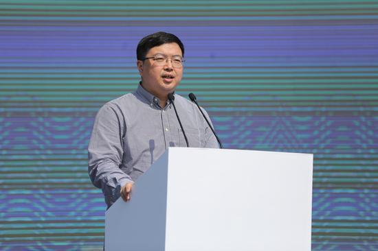 中国城市雕塑家协会副秘书长尚荣宣读吴为山贺词