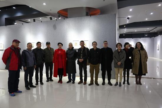 艺术家徐春丽与众多嘉宾合影