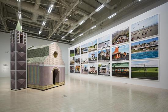 《娇小的大教堂》与《法国》,卡地亚当代艺术基金会“陌生风景”展览现场,上海当代艺术博物馆