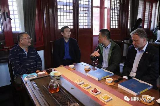 张欣庆会长向伊日·瓦夫拉先生介绍“燕京八绝”文化的前世今生
