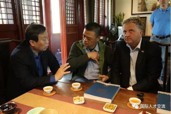 索锋副秘书长向伊日·瓦夫拉先生介绍北京国际人才交流协会情况