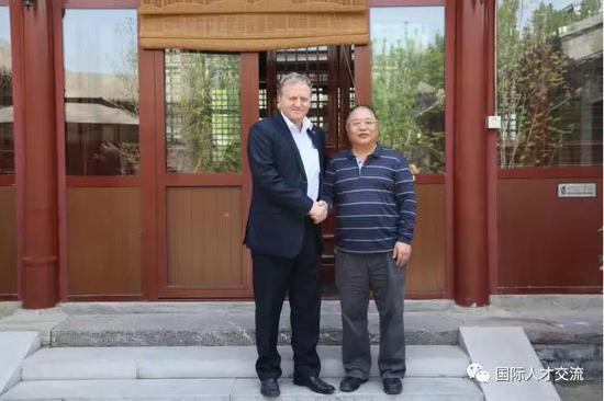 张欣庆会长欢迎伊日·瓦夫拉先生的到来