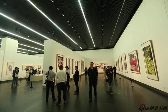 参观展览