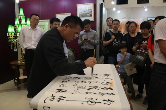 欧阳中石博士,著名书法家梁代先生 现场书法