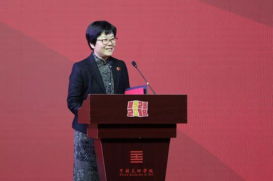 中国美术学院党委书记钱晓芳主持庆典大会