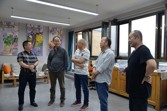嘉宾参观张大林位于南岸九号艺术馆的画室