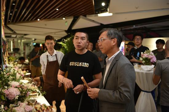 艺术家陈欣为来宾介绍作品