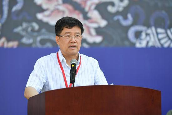 艺术家代表、中国美协理事、中国画艺委会委员、海军政治工作部文艺创作室副主任邹立颖致辞