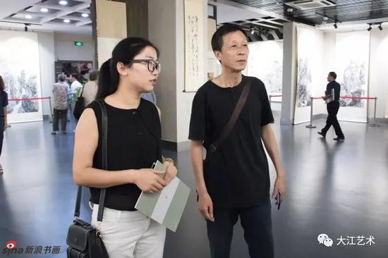 洪都中学美术老师徐南新(右)和青年画家程琳在观展时交流