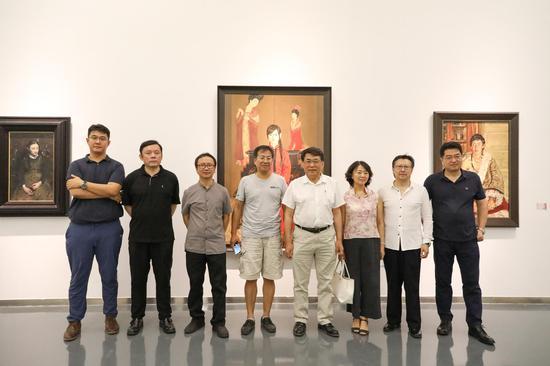 左起:中国油画院美术馆执行馆长王健、参展艺术家常磊、参展艺术家朱春林、艺术家袁正阳、参展艺术家杨飞云、艺术家芃芃、参展艺术家李贵君、势象空间创始人李大钧
