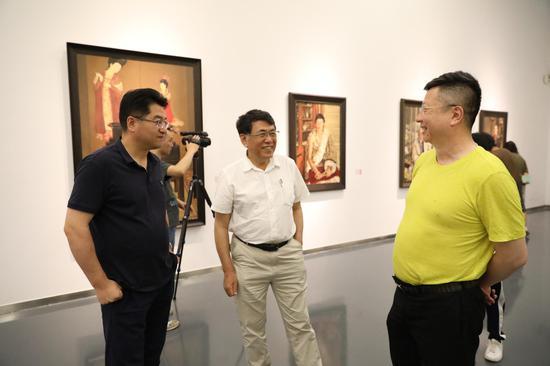 左起:李大钧、参展艺术家杨飞云、艺术家王衍成